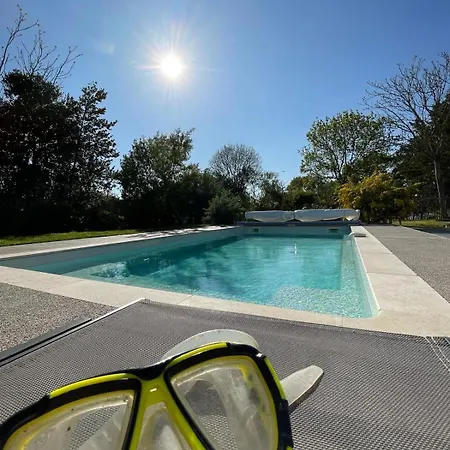 2 Maisons Privatives Avec Piscine Et Дом отдыха Grues